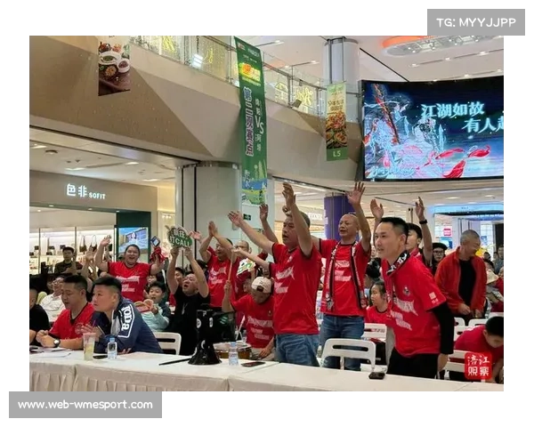 球迷酒吧观赛热情高涨，赛事带动周边消费